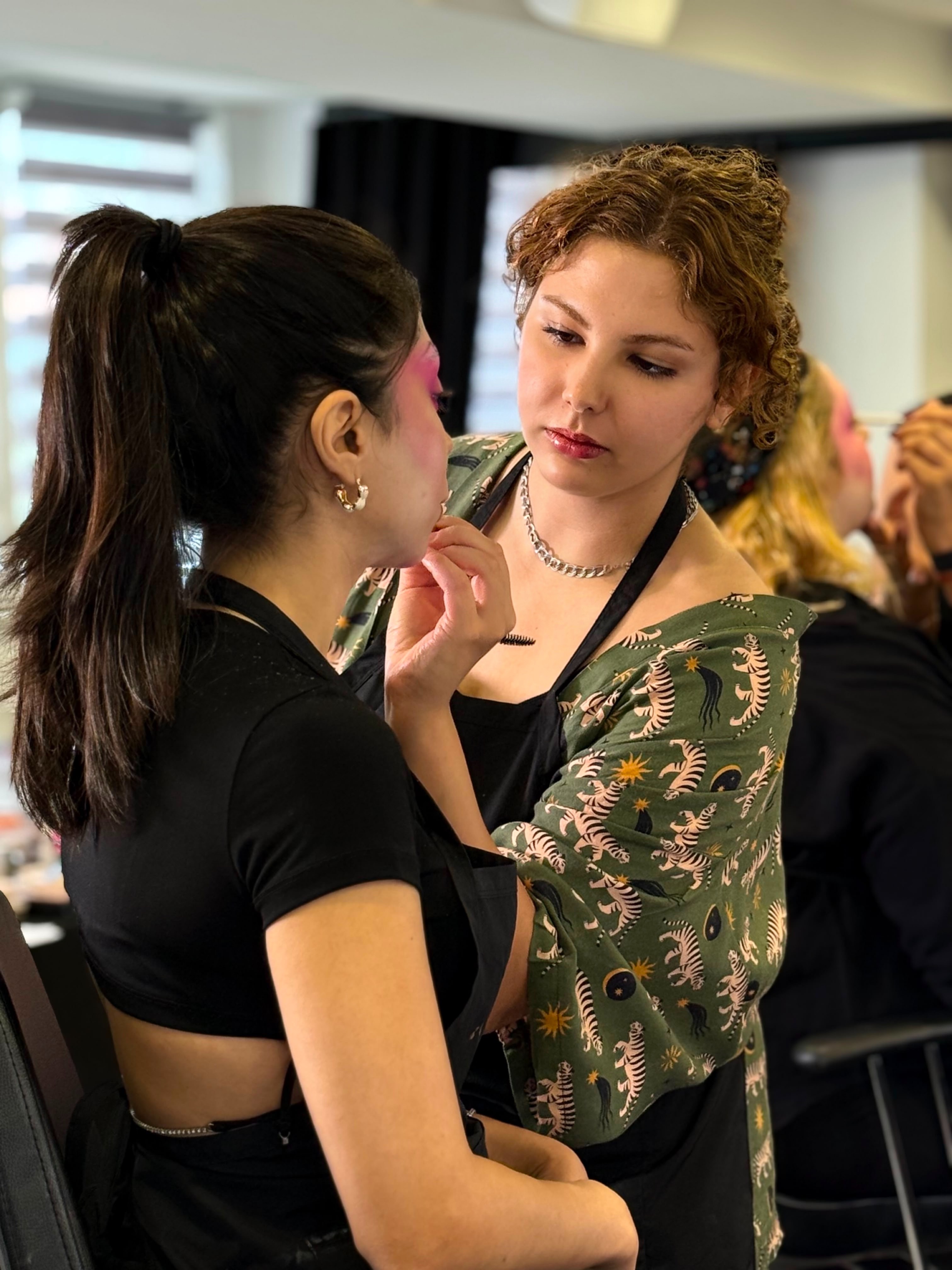 Gökçe Dila Çağlayan - backstage makeup application